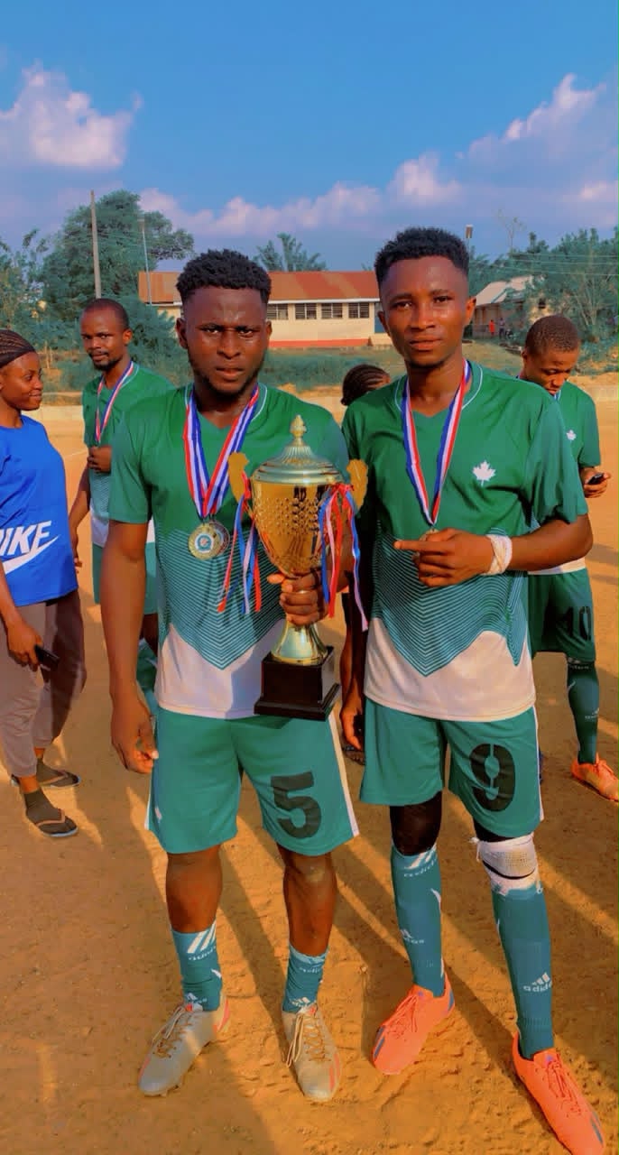 NiCARDGA footballers celebrating with a trophy